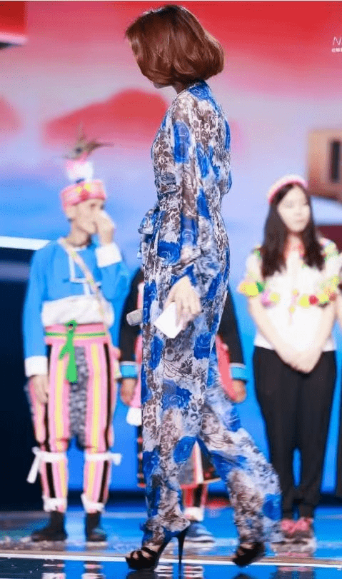 黑色 没想到！董卿身材这么好，穿印花连体裤好惊艳，气场不输超模