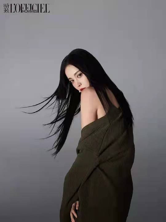 设计 娜扎新大片曝光！穿大红色连裤袜竟然都不显土，公主切发型超美艳