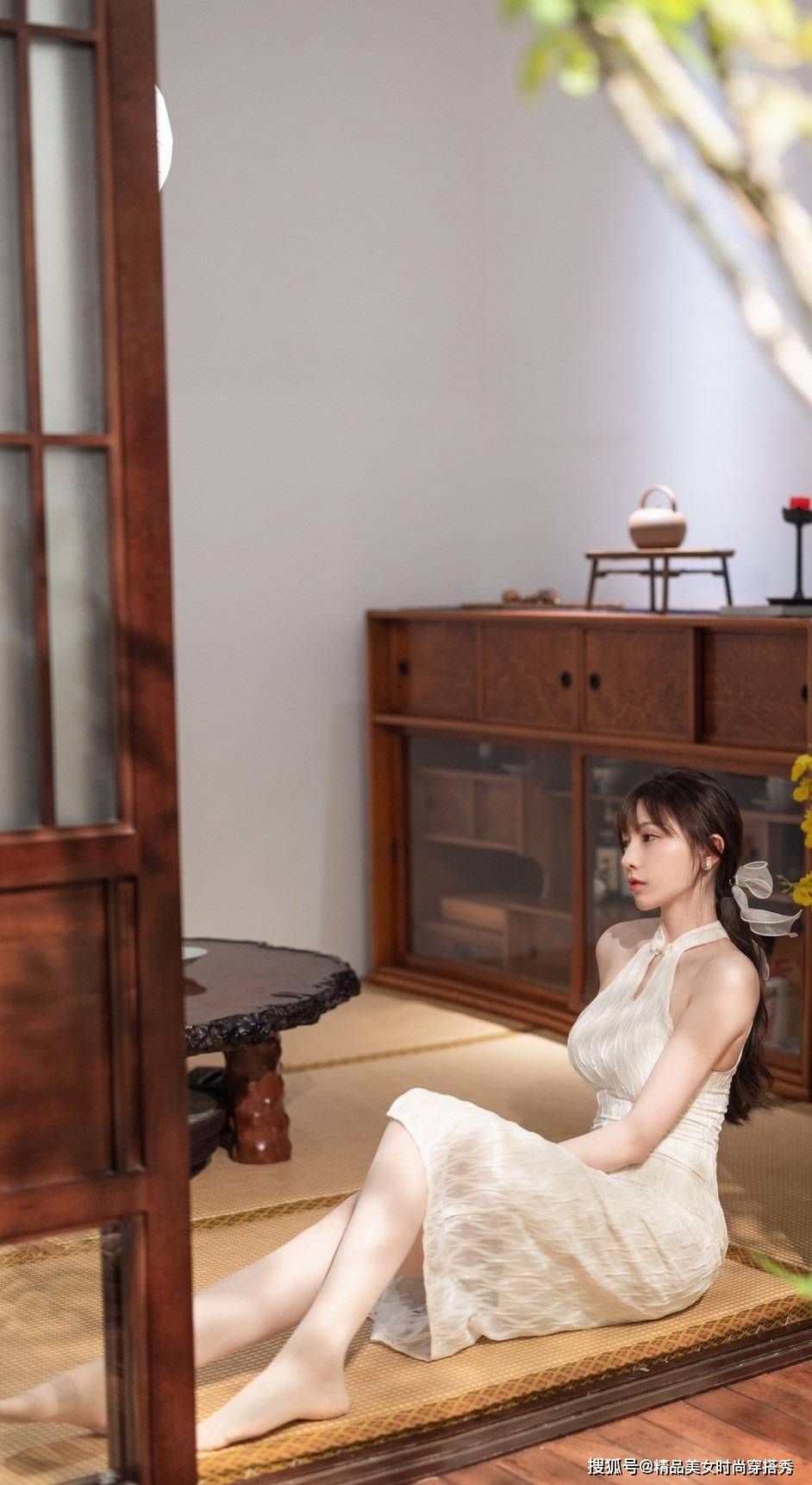 波浪 改良版的旗袍连衣裙，修身的版型开叉的设计，展现女性优雅的身姿