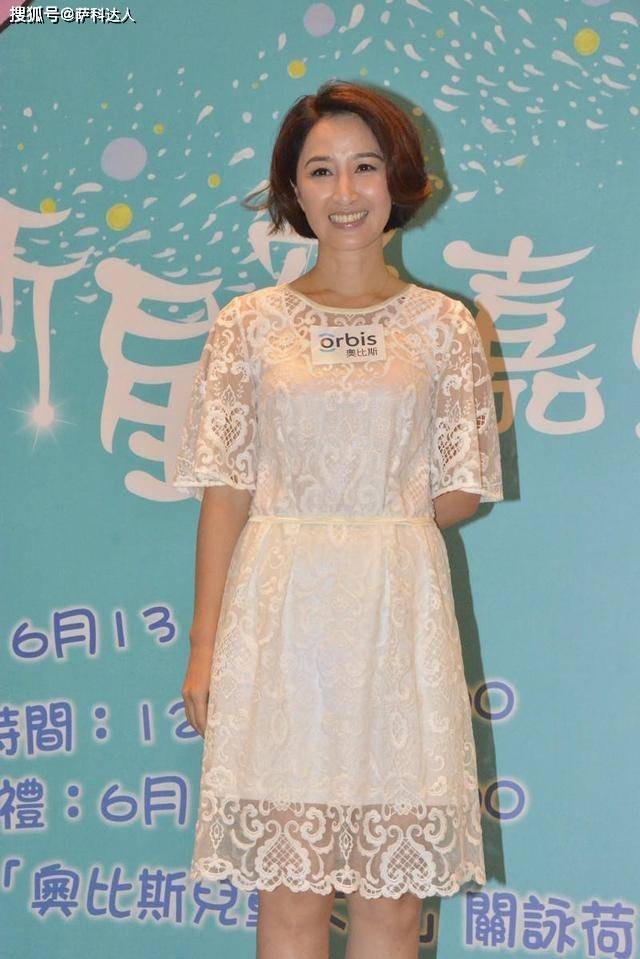 设计 关咏荷果然是人生赢家，穿白色连衣裙配波波头，55岁惊艳了时光