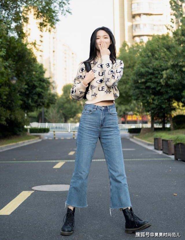 黑色 秋冬季出门穿搭，少不了帅气的马丁靴加持，裙装裤子都能轻松驾驭