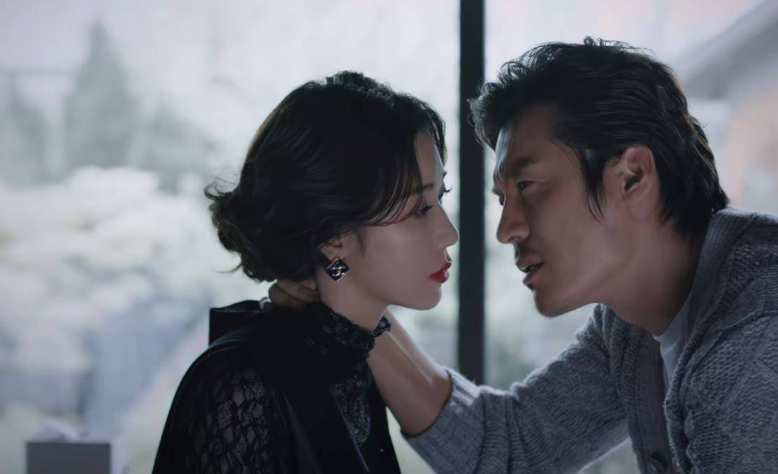 原创暴风眼周恋在情感和金钱间来回徘徊在虚虚假假中迷失自我