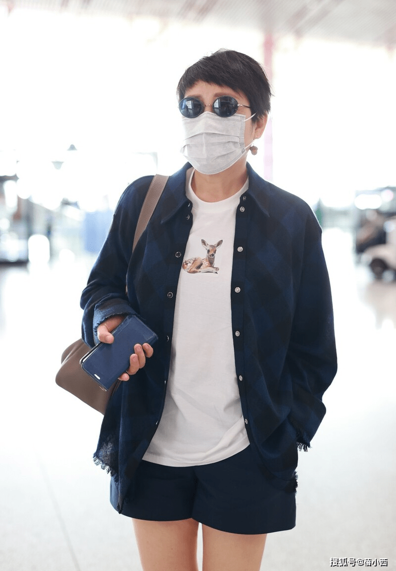 黑色 “国民婆婆”张凯丽气质无敌了,穿衬衫配短裤走机场,秀出豆腐腿