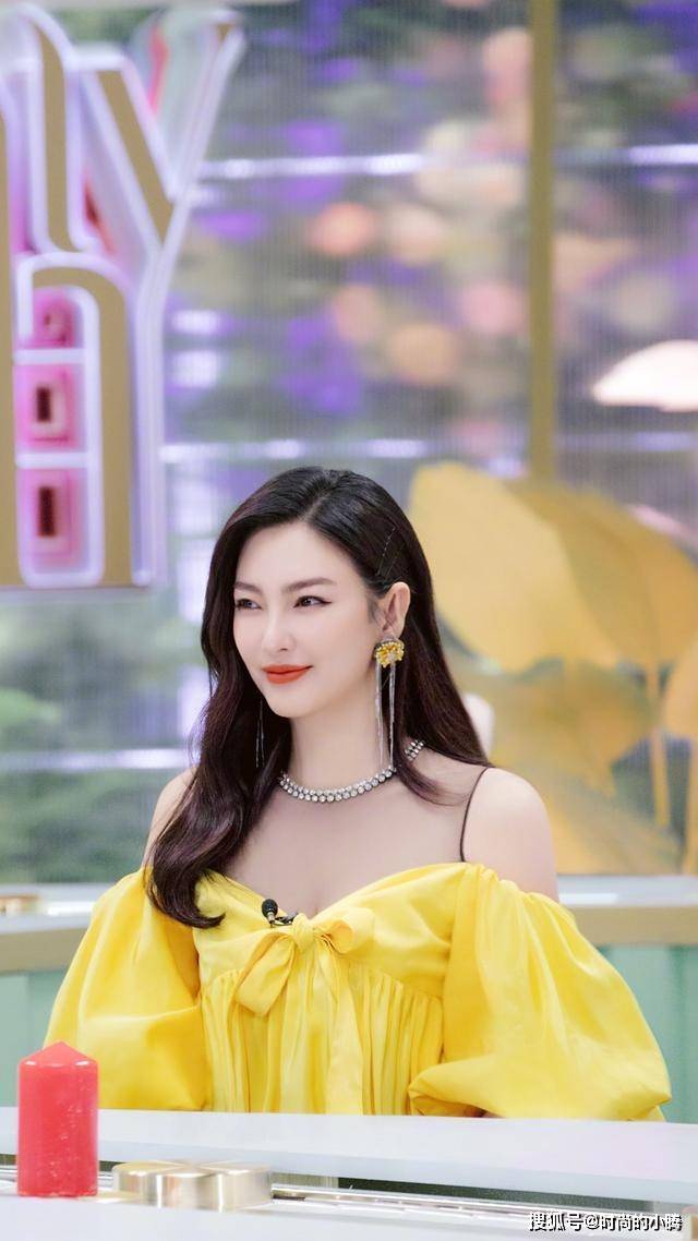 视觉 张雨绮越来越甜美，穿黄色泡泡袖连衣裙录节目，气质也温柔多了