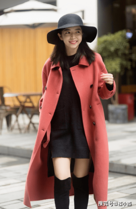 毛衣 奔三奔四的女人,建议多穿大衣+“长筒靴”或“短靴”,时髦洋气
