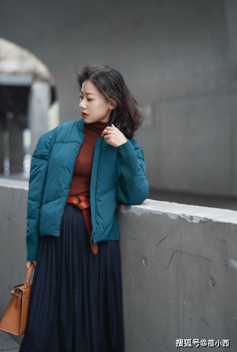 显得 今年流行这4种“羽绒服”，搭配牛仔裤、半身裙时髦又洋气