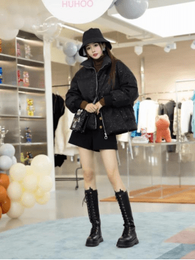 傲人 李成敏难得保守一次，修身黑裙搭小外套包裹严实，挡不住傲人曲线