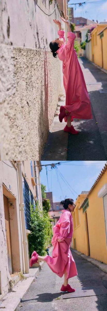 展现 许晴黄色长裙荡秋千，五十岁的许晴把生活过成了二十的样子