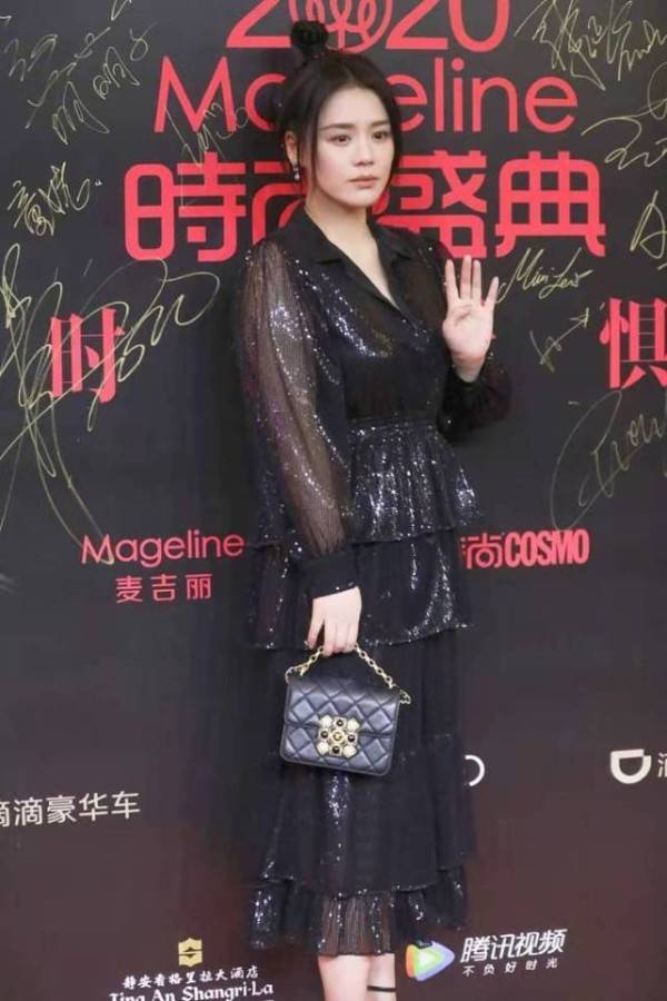 发型马思纯谈了恋爱后更嫩了，“妹妹头”看着真乖，还显得挺瘦的