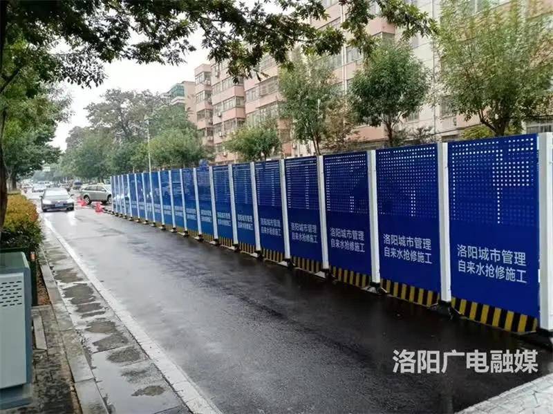 据介绍,本次市政道路施工启用的新式围挡,其立柱采用白色,面板颜色则
