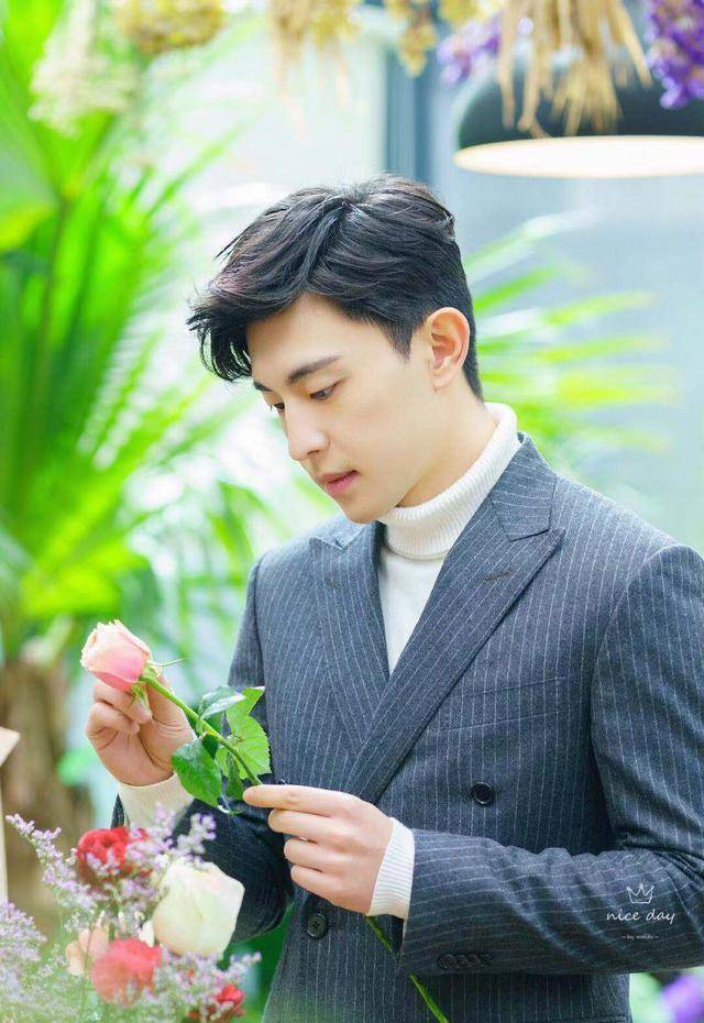 毛衣 今年想要时髦有范,穿出精致的脸庞,不妨选择烟管领毛衣