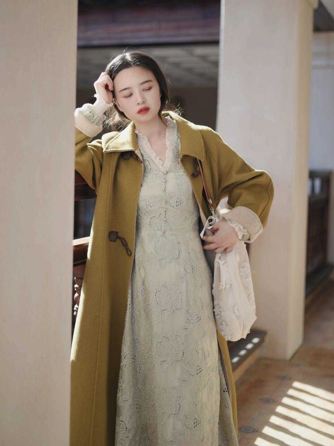 设计 秋冬季,时尚博主都爱用“大衣+针织衫+白色长款”,高级又时髦