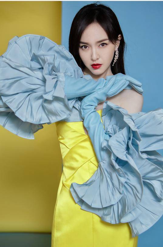黑色 唐嫣身材好到任性穿,黄色连衣裙温婉大气,蓝色手套浮夸又高调