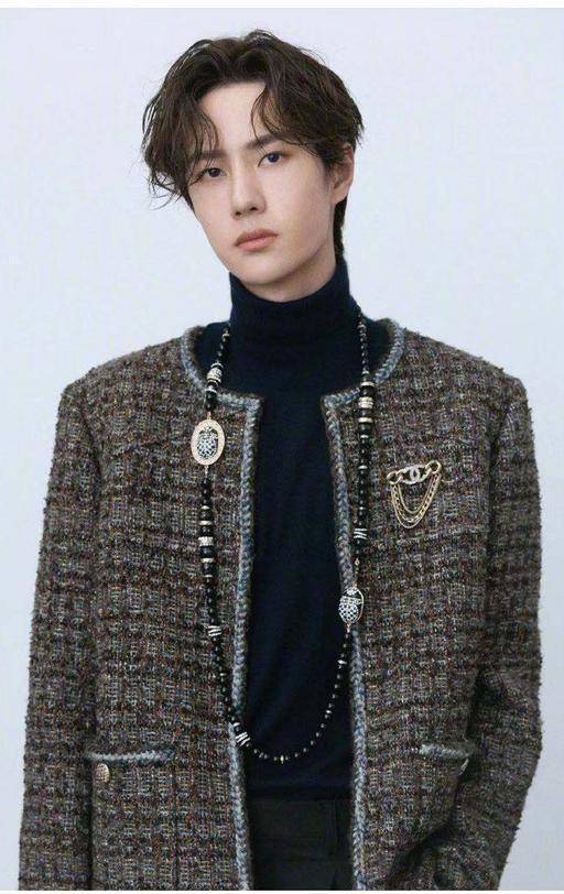 毛衣 今年想要时髦有范,穿出精致的脸庞,不妨选择烟管领毛衣