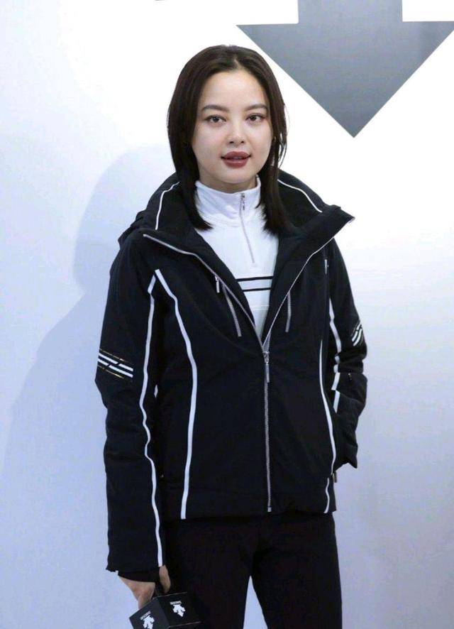好身材 辛芷蕾真会玩，穿碎花裙得搭两件外套，不仅不土反而更有时尚感