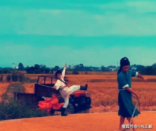 原创广西：夫妇穿古装收稻谷，曾是龙套演员，闲时扮杨过，忙时扮郭靖