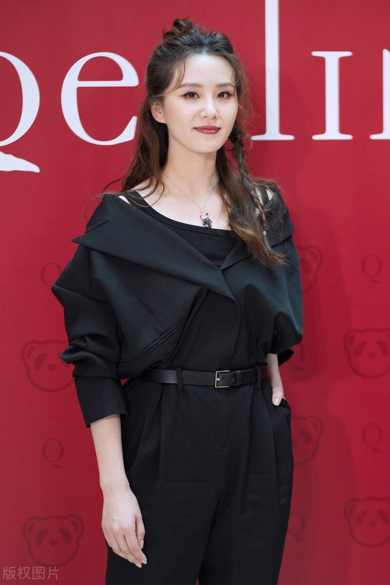 西裤 刘诗诗当妈后“胖不少”,绑腰带都看不出腰身,小露香肩还是迷人