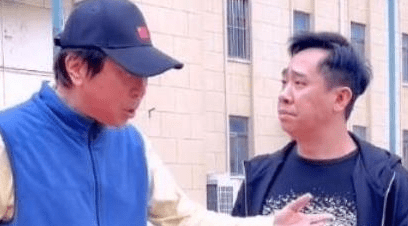 冯巩|冯巩不愧是老艺术家，大早上为环卫工人送早餐，态度亲和接地气