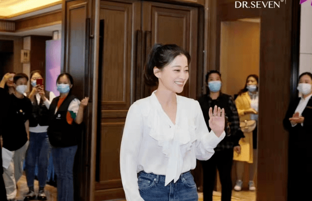 马尾46岁梅婷不靠高定也能惊艳众生！扎高马尾变活力美少女，状态绝佳