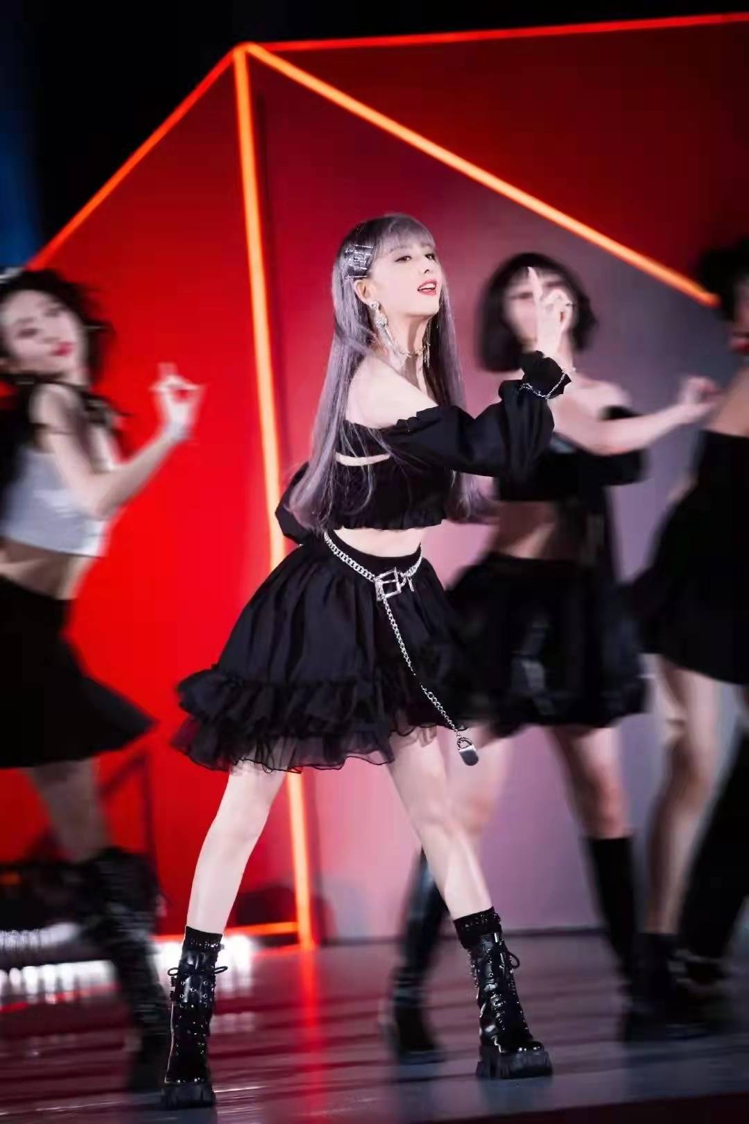 新潮 佟丽娅“黑化”风打扮有活力，超短上衣秀腰无压力，离婚后更年轻