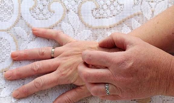 肾脏|身体若发出这3个“信号”，或许是“尿毒症”前兆，要引起注意