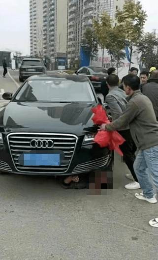 碧桂园工人讨薪被车轧伤遭通报 已发生多起讨薪事件(图3) 碧桂园工人讨薪被车轧伤遭通报 已发生多起讨薪事件(图3)