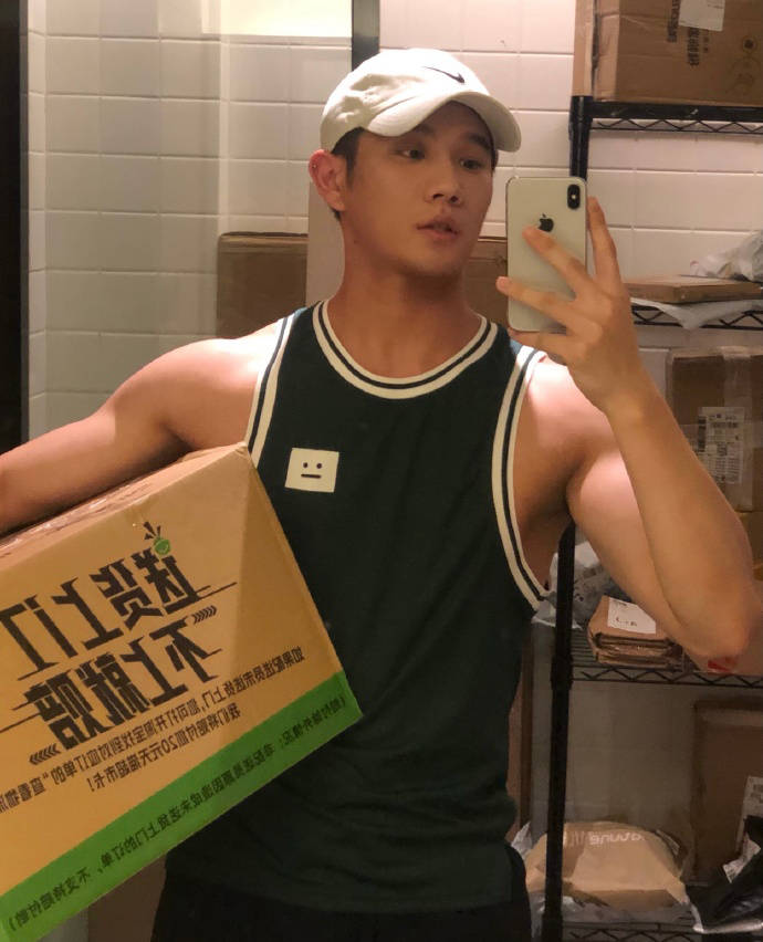 雙魚座小哥哥化身快遞員，有顏有料，肌肉線條明顯，還不快來簽收！ 健身減肥達人 第2张