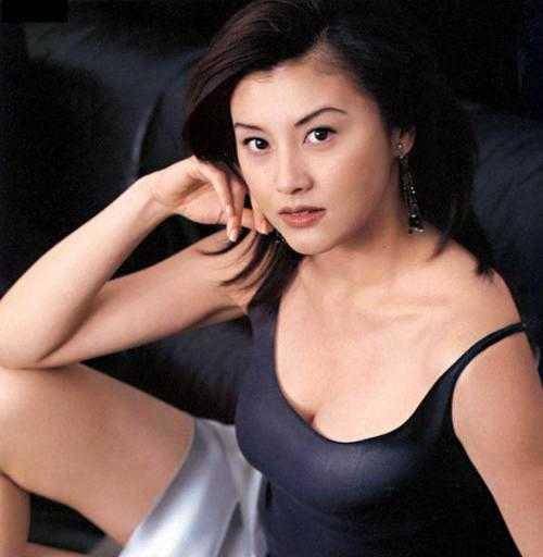 显得 藤原纪香的气质“没得挑”，一袭红色连衣裙优雅精致，复古时髦