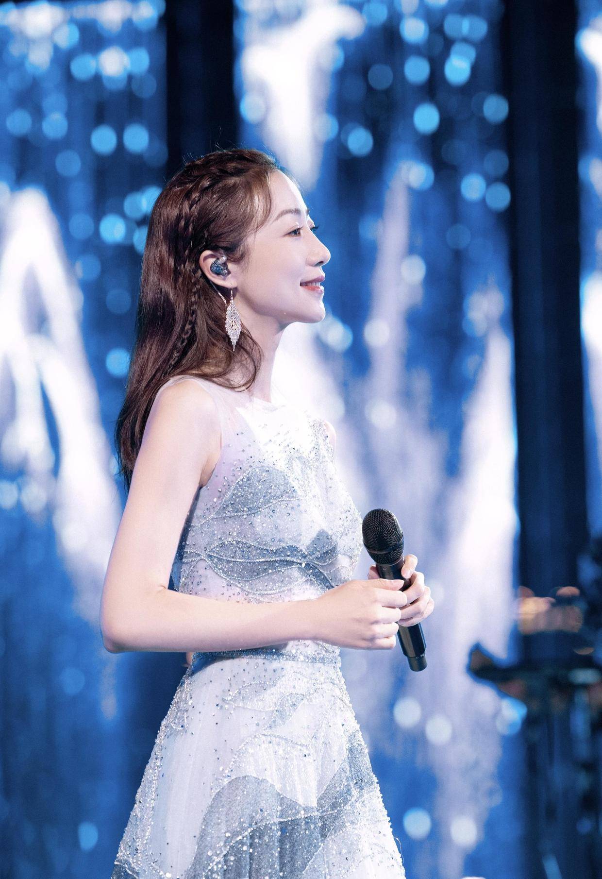 韩雪真 韩雪真有“大家闺秀” 的气质，穿蓝色薄纱裙仙气十足，气场全开
