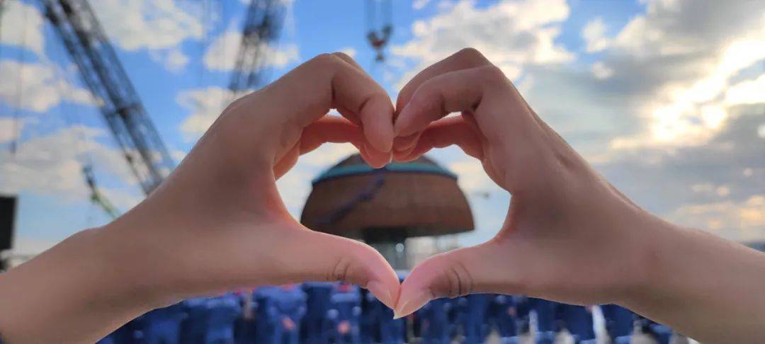 “华龙一号”批量化首台机组内穹顶吊装成功