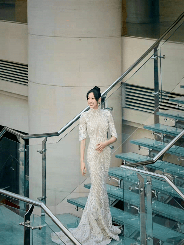 高贵范 冠军孙一文彻底变超模！穿镶钻礼服裙美成女王，绝美容颜真不逊色