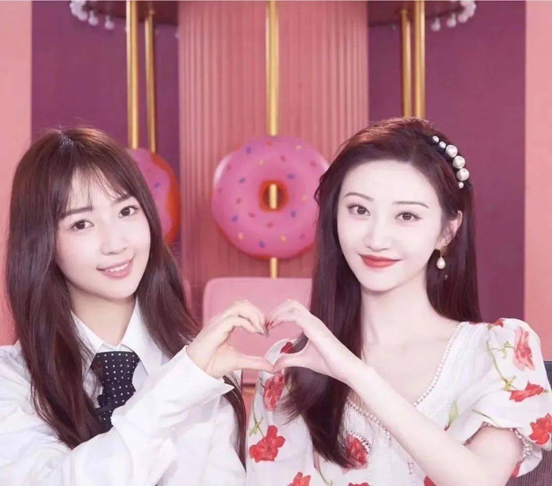 原创明星网红同框比美直击被吊打现场离开美颜滤镜谁丑谁尴尬