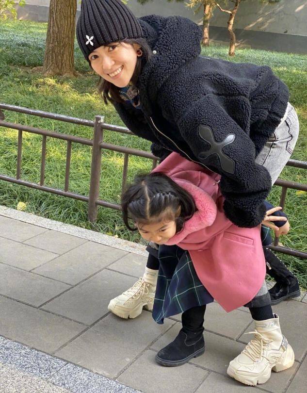身材 大咖导演罕见同框！章子怡扎朝天辫好少女，就连吴京都忍不住摆弄