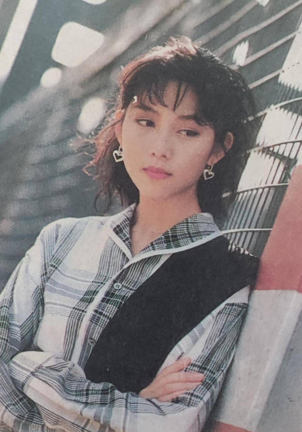 太嫩 蔡少芬19岁的时候也太嫩,裙子还挺时髦得,不像92年的服装