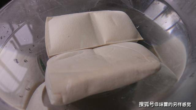 夏天|夏日炎炎,蒜香豆腐最开胃下饭,教你一个技巧,让豆腐更加嫩滑