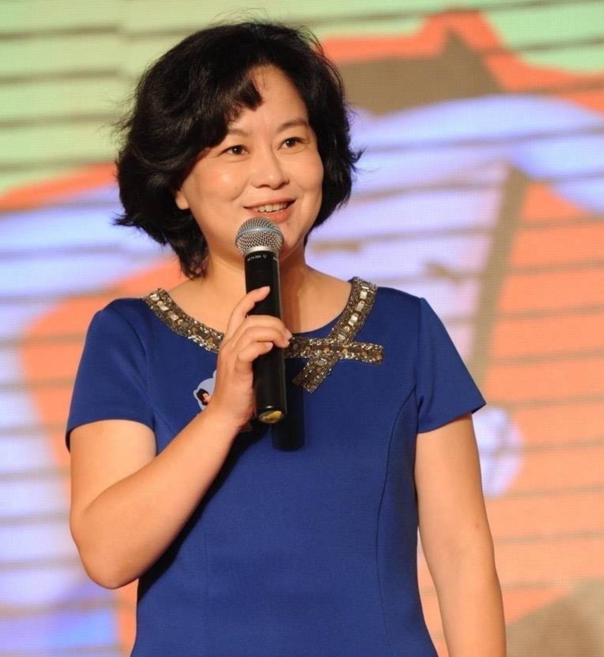 央视主持人鞠萍近照曝光,体态丰盈面色红润,在岗30年依旧不老