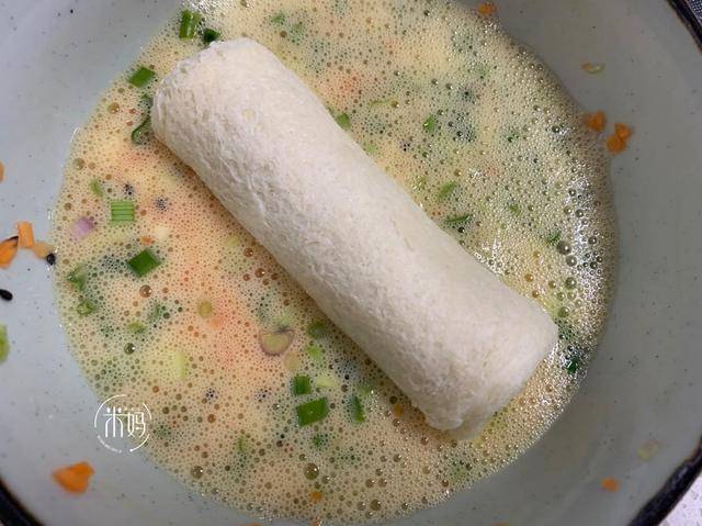 做法|最近孩子迷上它，早餐宵夜都要吃，柔软焦香还拉丝，5分钟就搞定