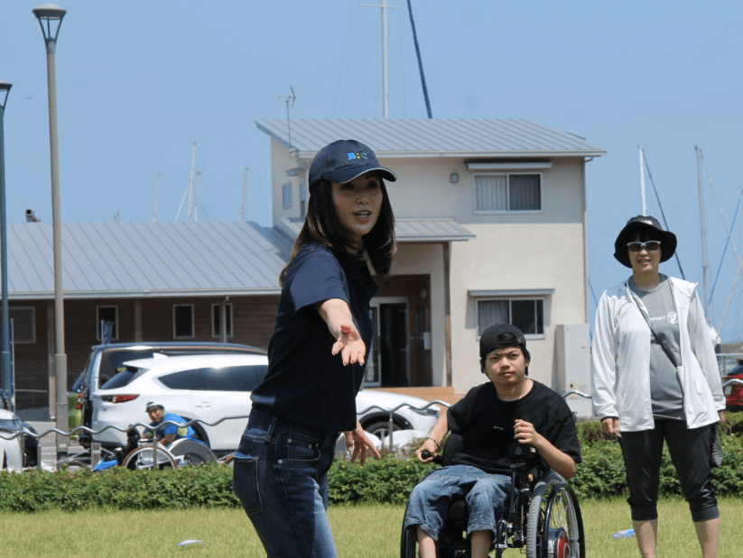 魅力 半百的酒井法子保守不少，私服挺休闲的，穿POLO衫也看得出身材