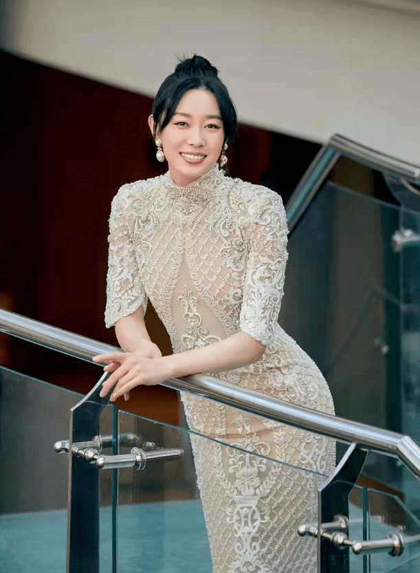 高贵范 冠军孙一文彻底变超模！穿镶钻礼服裙美成女王，绝美容颜真不逊色