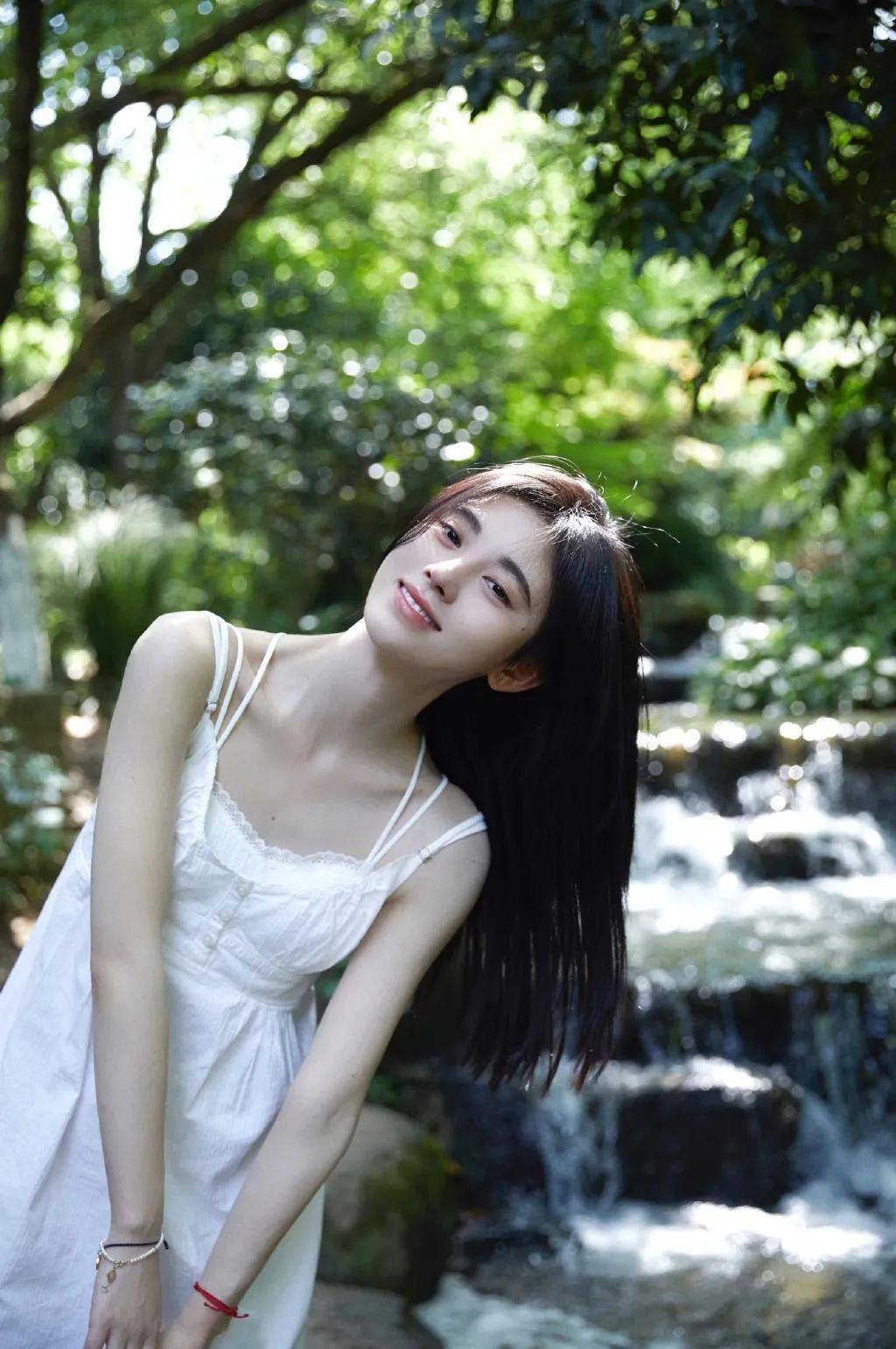 发型圆脸女孩的本命发型，赵露思早就玩明白了！