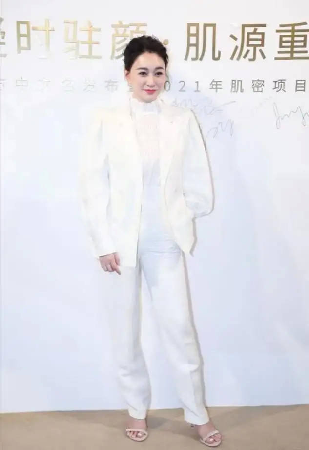 自拍 45岁李小冉罕见晒自拍！皮肤白到发光惹人羡，穿大衣干练又霸气