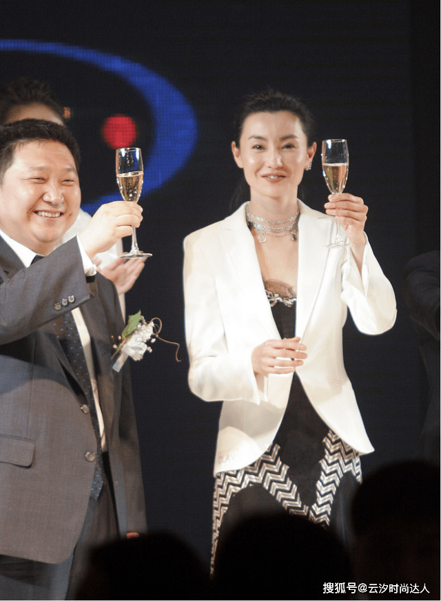 黑色 张曼玉真是“东方女神”，白色修身西装配连衣裙，气质高级又强大