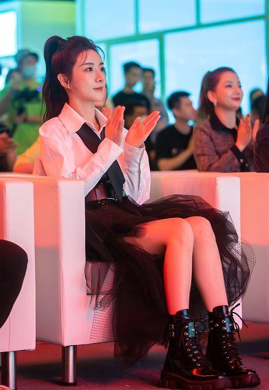 领带 薇娅不仅时髦还善良,穿衬衫和李佳琪做公益,时尚穿搭好美!