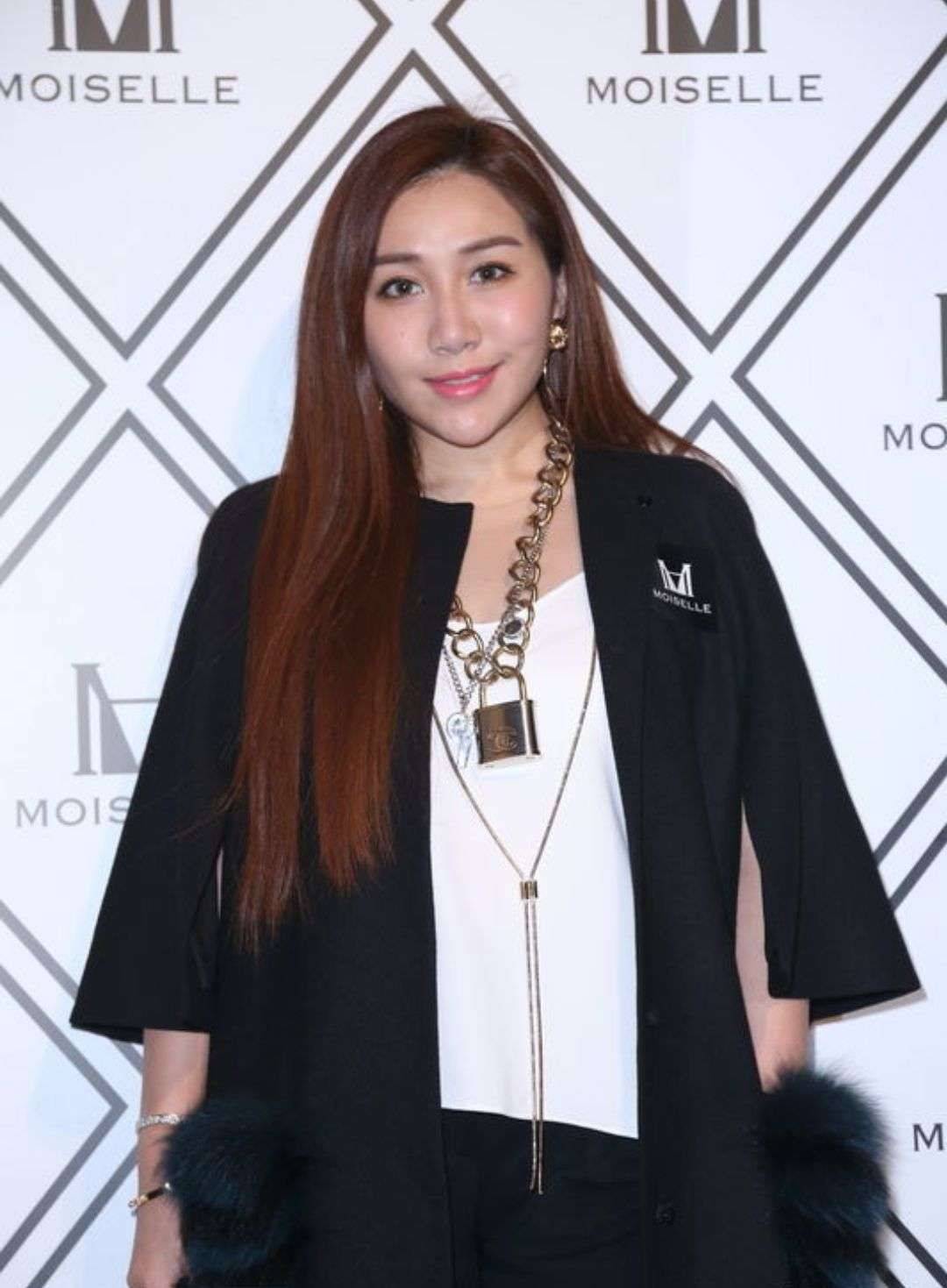 何超盈 何超盈真胖了不少，穿9千5短裙显得膀大腰圆，女儿2岁就背爱马仕
