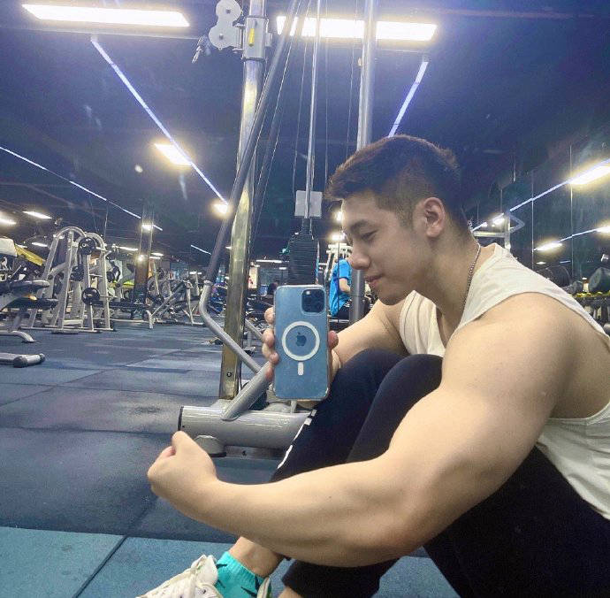 25歲大慶小伙擼鐵成癮，打造出飽滿的身材維度，擁有健壯麒麟臂！ 健身減肥達人 第10张