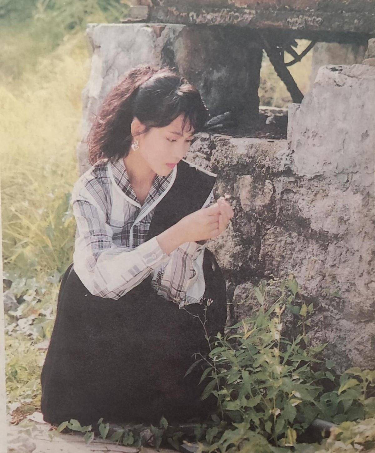 太嫩 蔡少芬19岁的时候也太嫩,裙子还挺时髦得,不像92年的服装