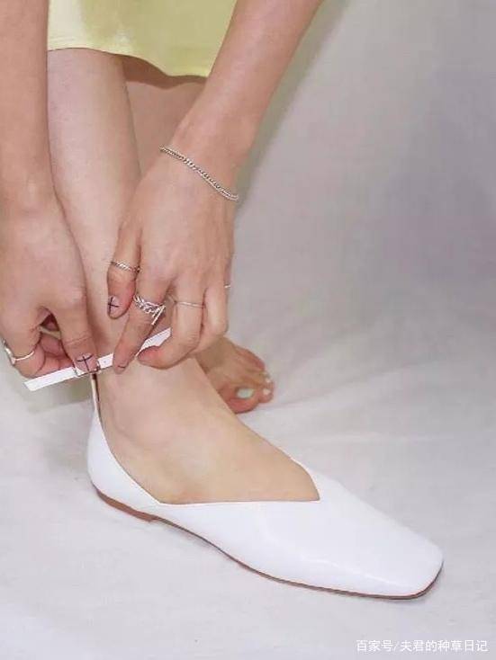 视觉 高跟鞋失宠了,今年流行这双“奶奶鞋”,搭阔腿裤,时髦还显瘦