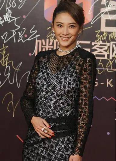 黑色 应采儿不愧是大哥的女人,一身黑色蕾丝连衣裙,穿衣风格依旧大胆