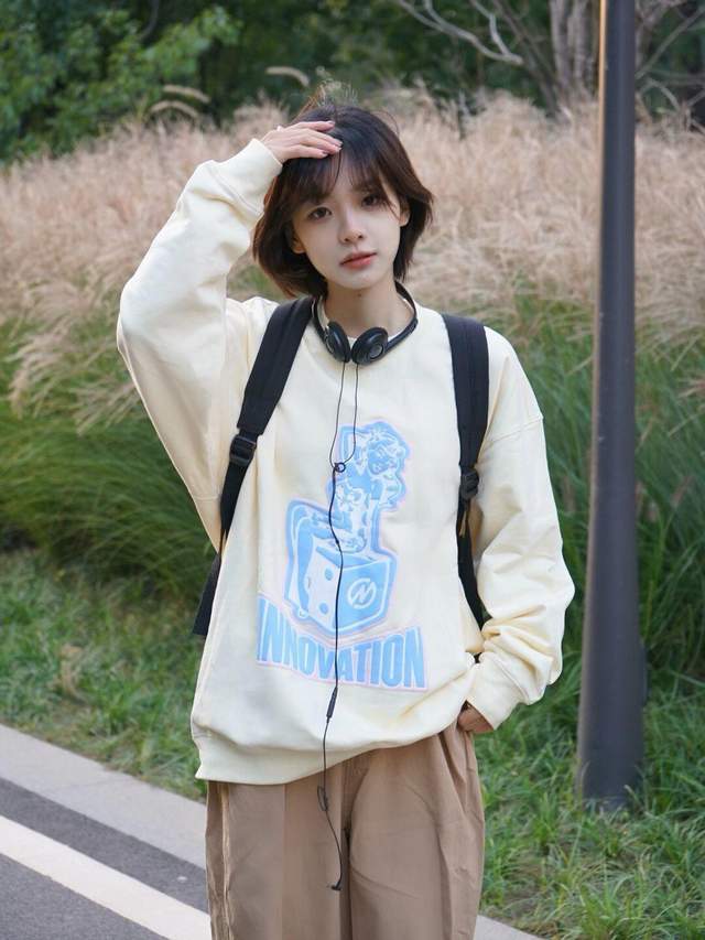 下半身 秋冬卫衣怎么选?脏橘色字母卫衣,穿上身减龄又时髦
