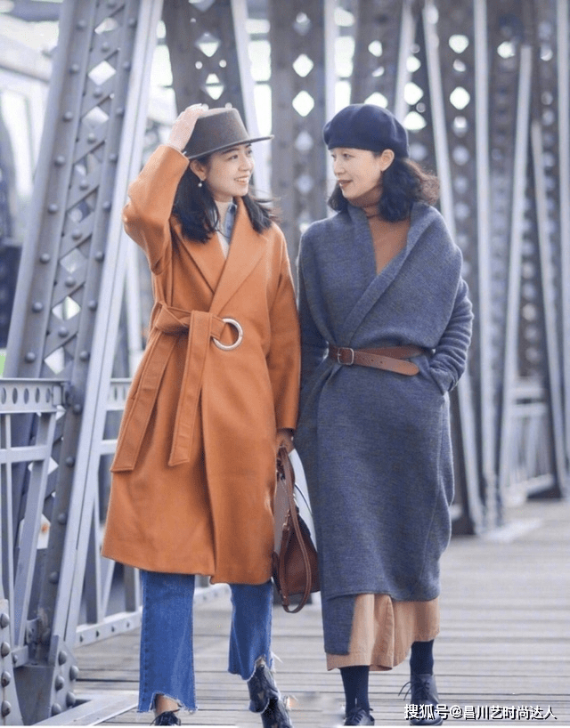 三木 见过世面的女人，大衣很少配打底裤，看三木和妈妈搭配，高级大气